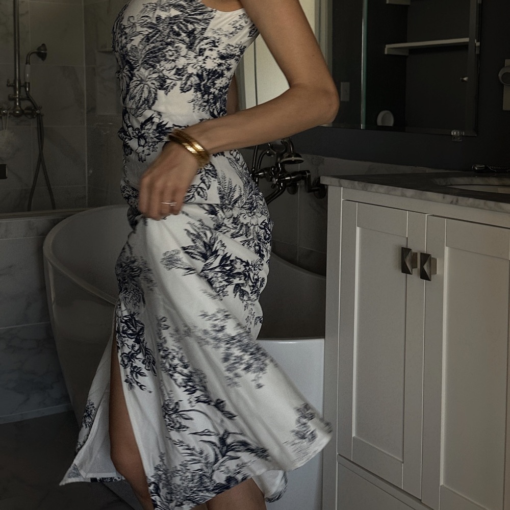 Rihoas feminine floral midi dress in navy and white